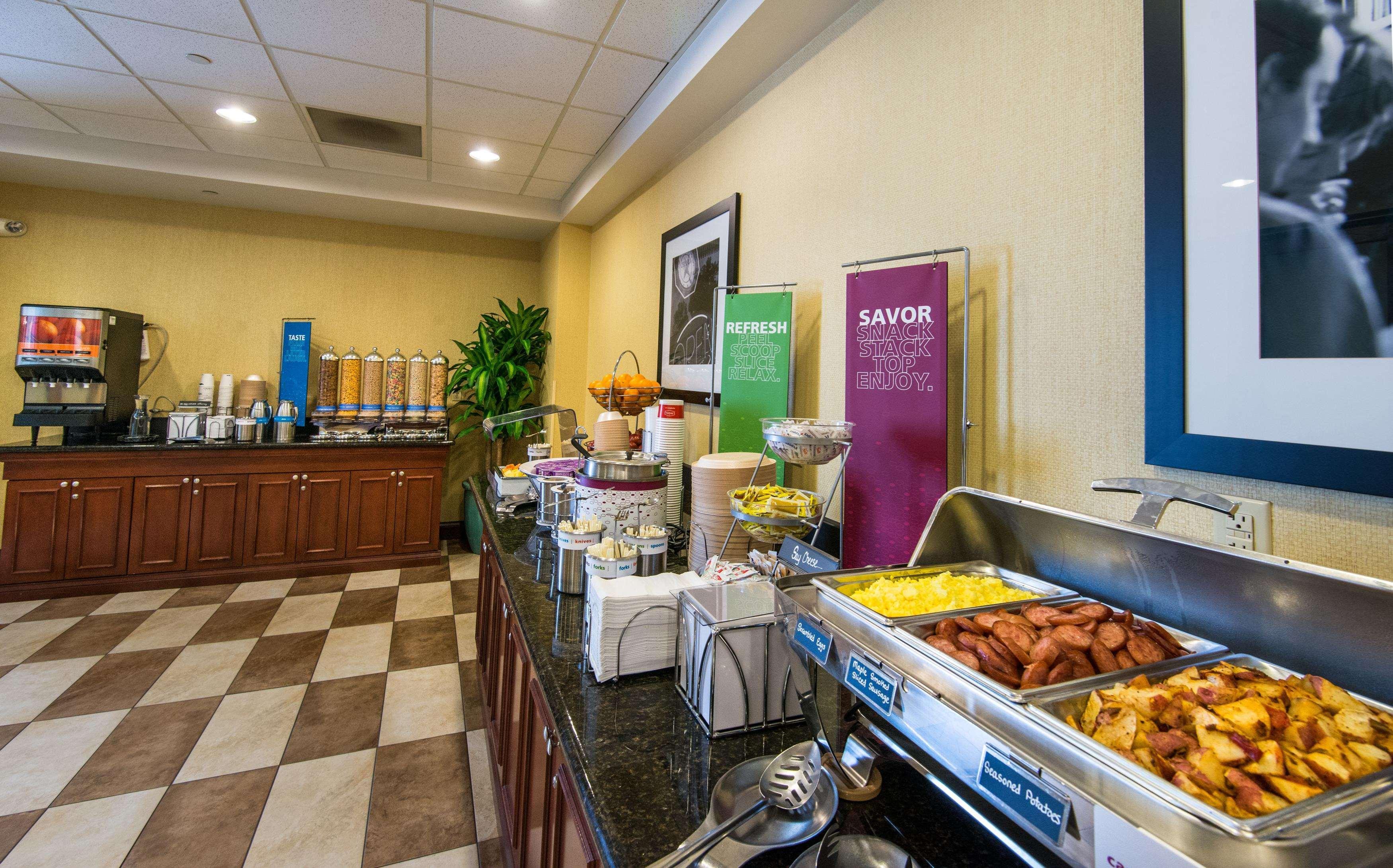Hampton Inn & Suites Fort Myers-Colonial Boulevard Exterior photo
