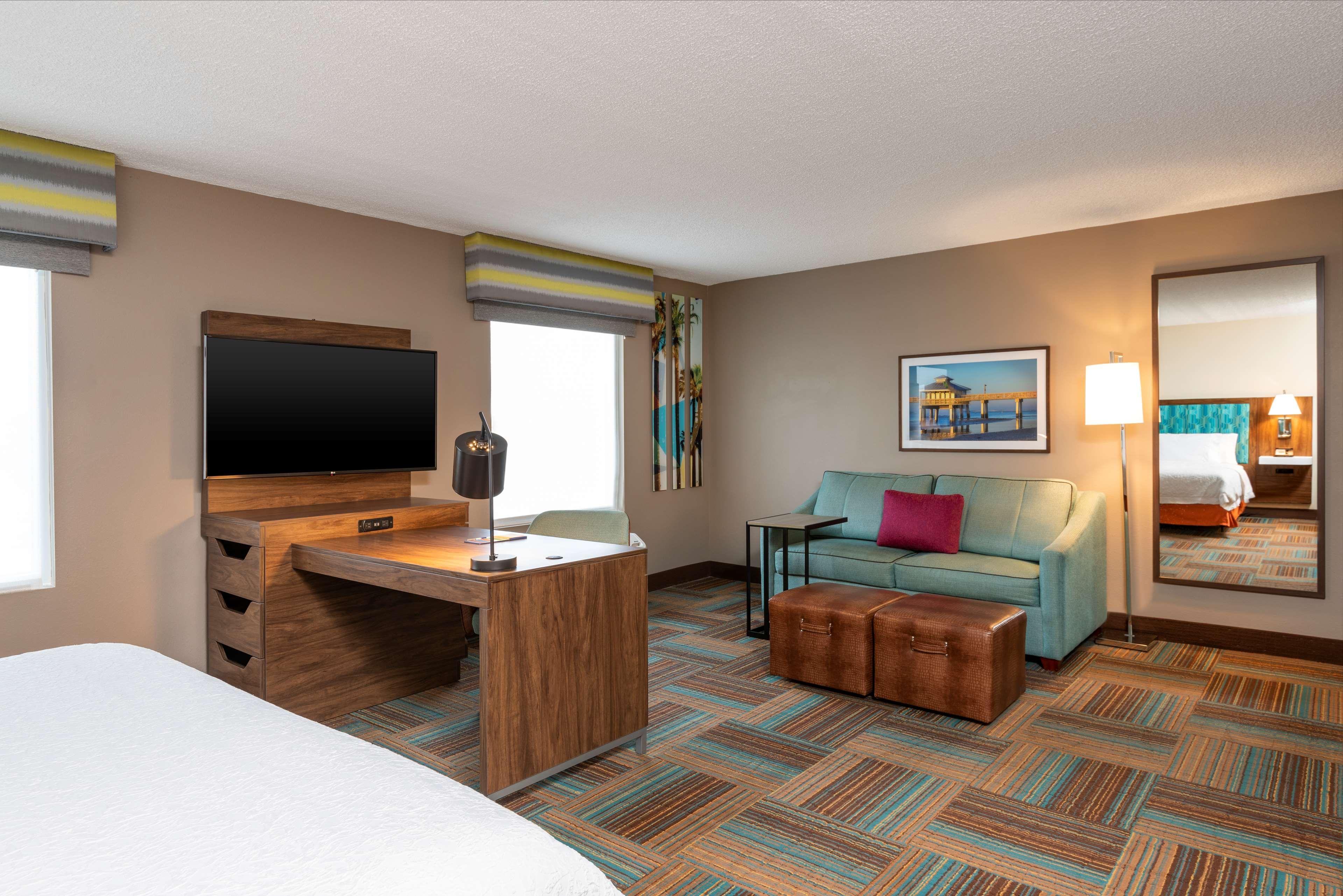 Hampton Inn & Suites Fort Myers-Colonial Boulevard Exterior photo
