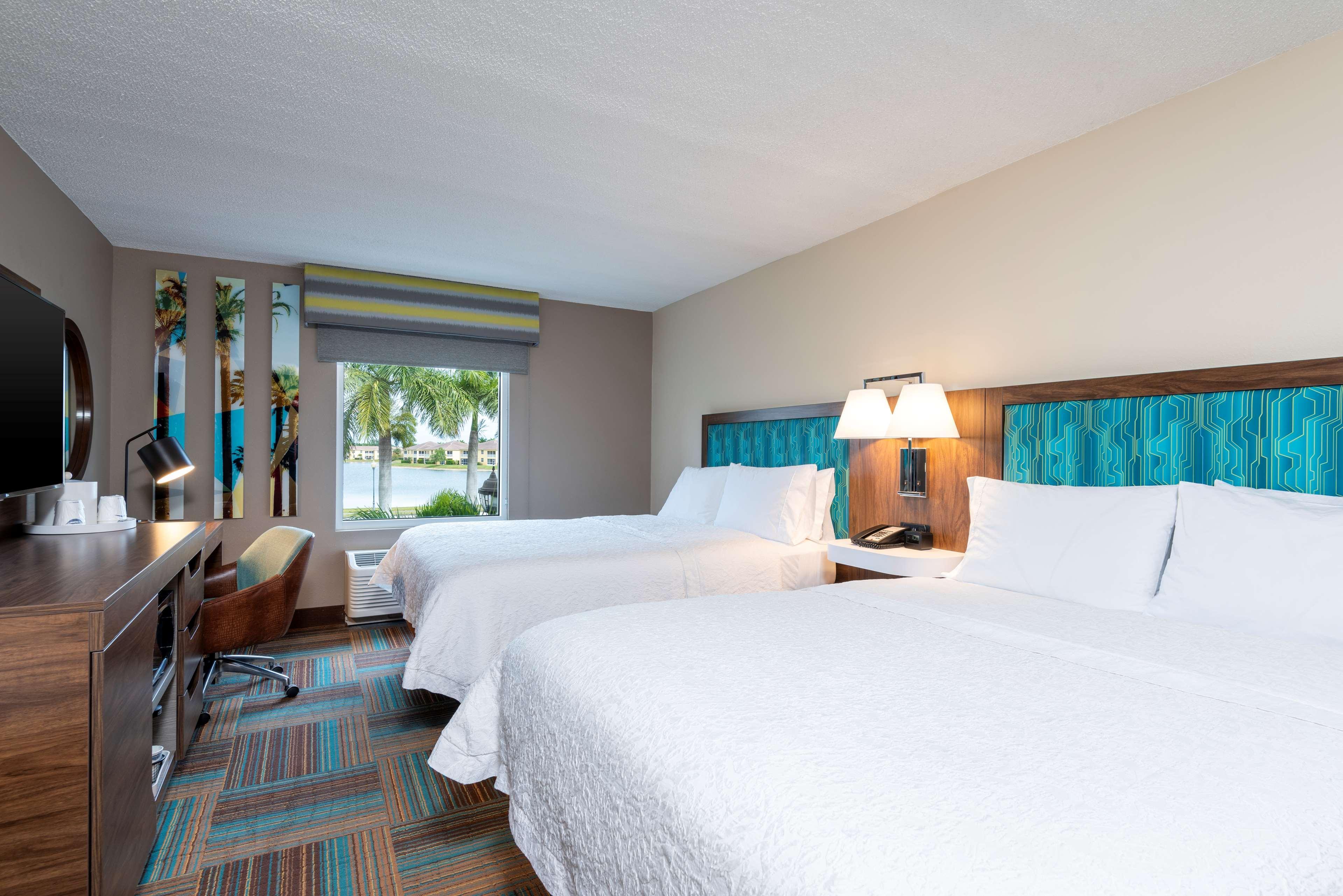 Hampton Inn & Suites Fort Myers-Colonial Boulevard Exterior photo