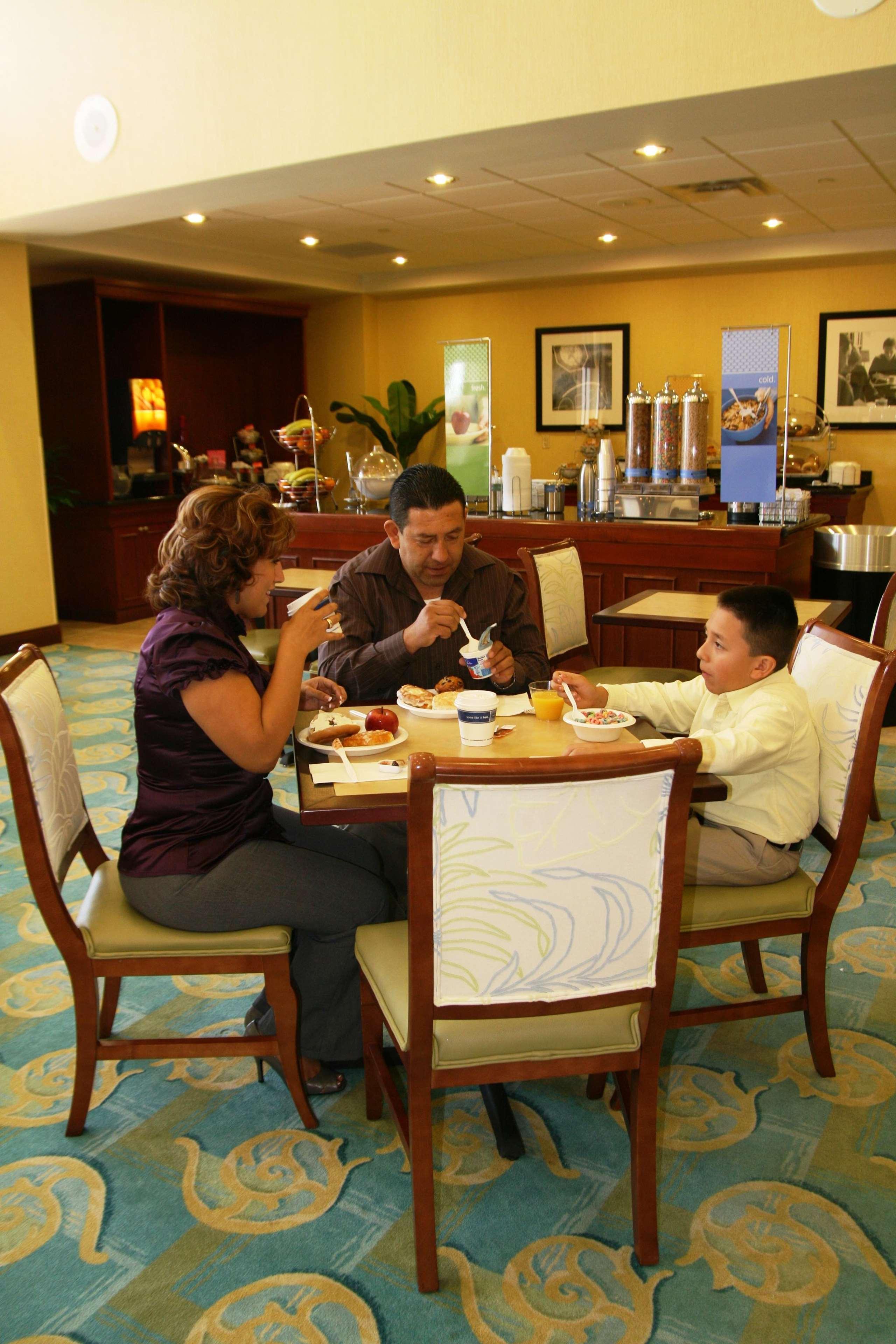 Hampton Inn & Suites Fort Myers-Colonial Boulevard Restaurant photo