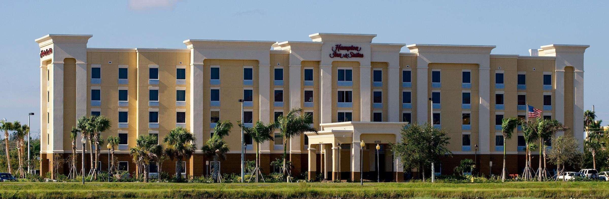 Hampton Inn & Suites Fort Myers-Colonial Boulevard Exterior photo