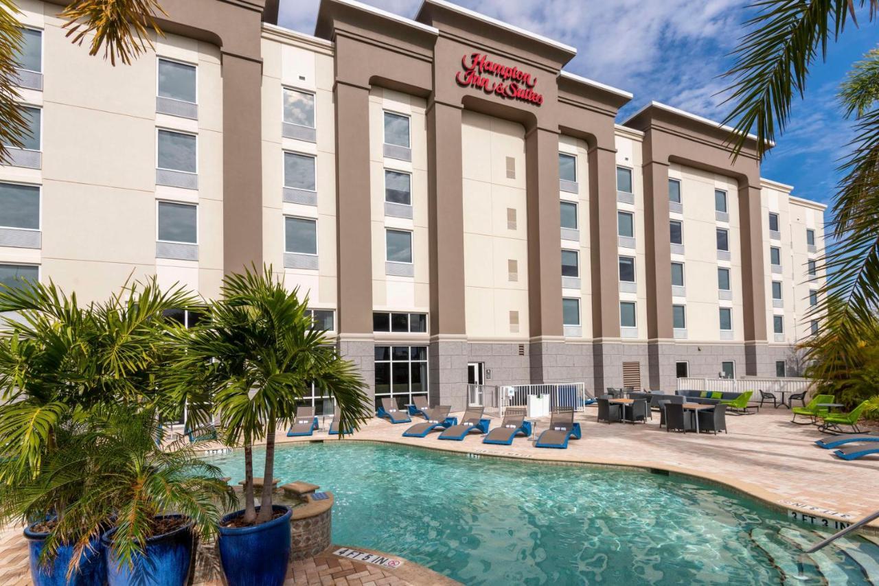 Hampton Inn & Suites Fort Myers-Colonial Boulevard Exterior photo