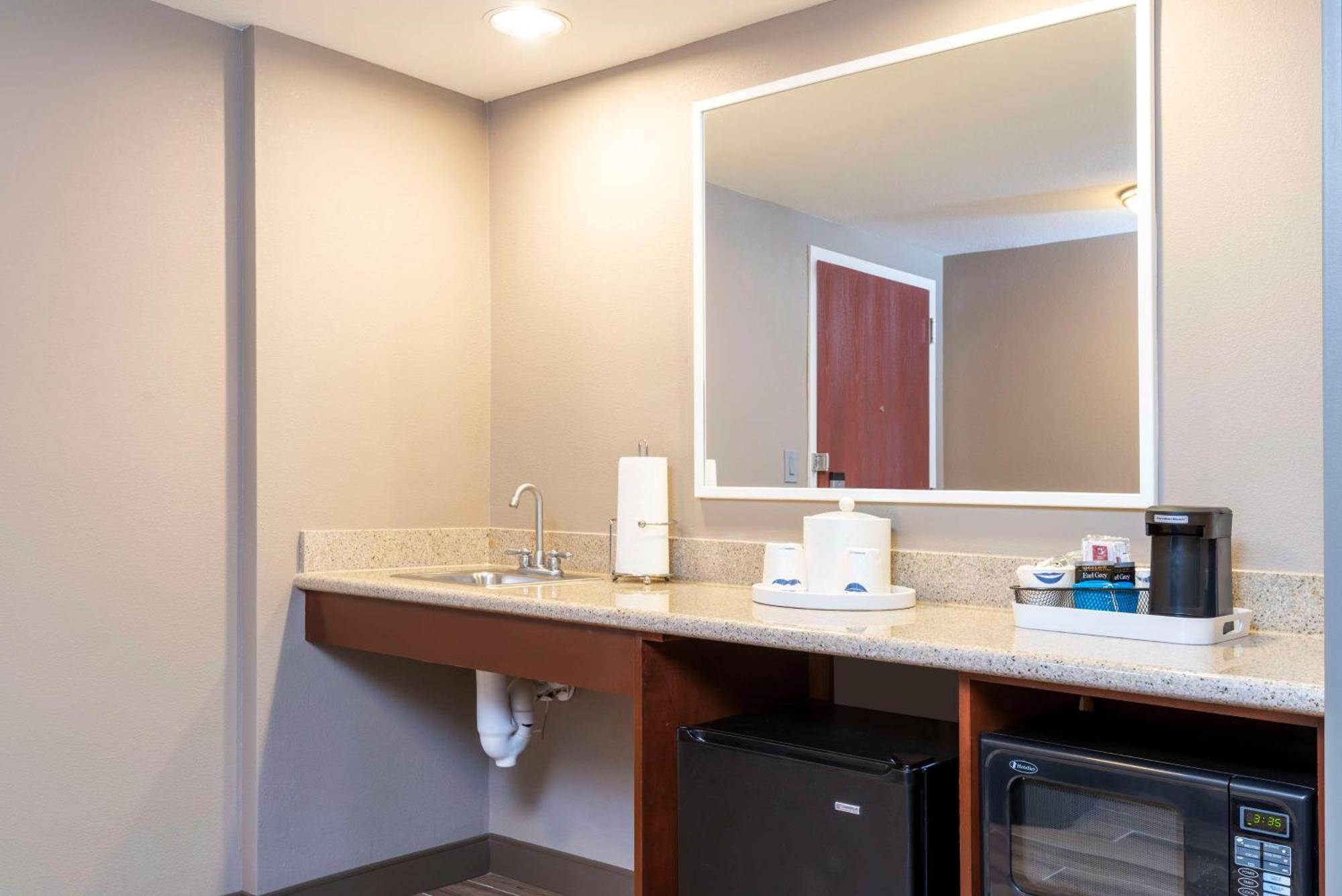 Hampton Inn & Suites Fort Myers-Colonial Boulevard Exterior photo
