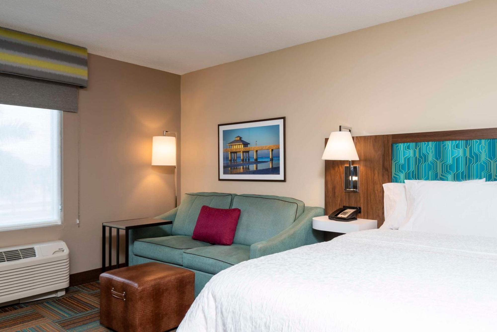 Hampton Inn & Suites Fort Myers-Colonial Boulevard Exterior photo