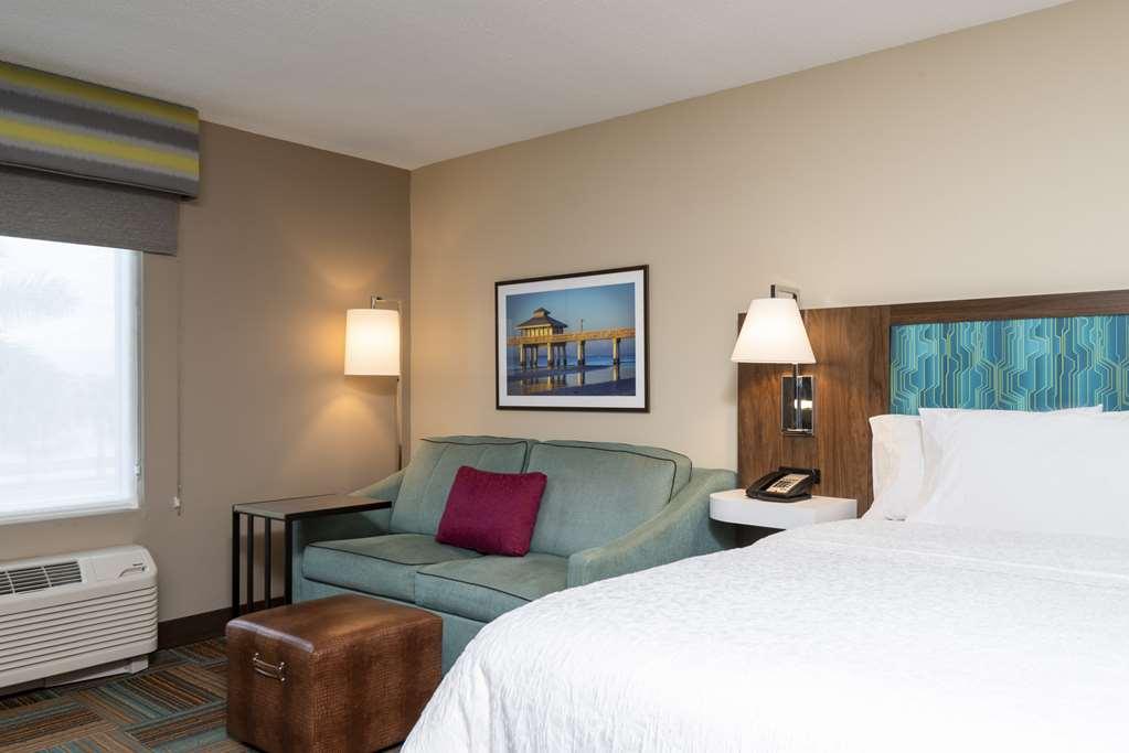 Hampton Inn & Suites Fort Myers-Colonial Boulevard Room photo
